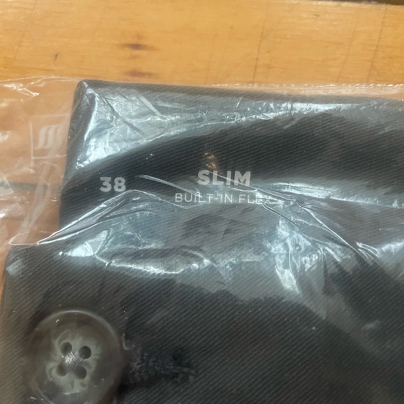 NWT Slim Built-In Flex Rotation 5-inch Inseam Chino Shorts in Panther​ - Picture 6 of 9